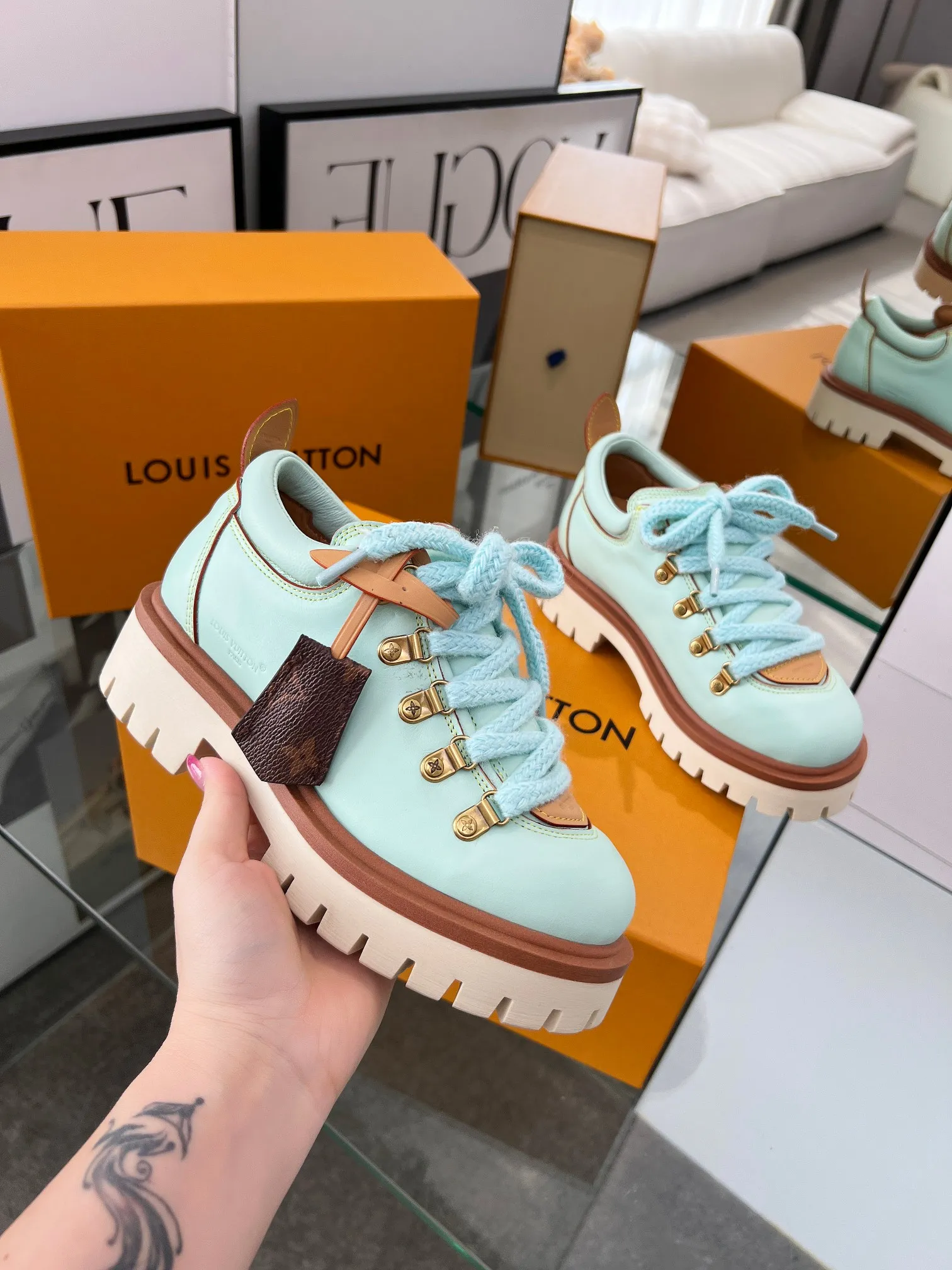 Factory direct sales p640🐘🐘Women's shoes Women's LV new couple's thick-soled hiking shoes, your original custom-made large-soled shoe brand, giving your feet flexibility and freedom, a good pair of shoes to wear all summer. Fabric: top-layer imported calfskin cowhide lining Size: 35-46 Welcome to send pictures to place orders